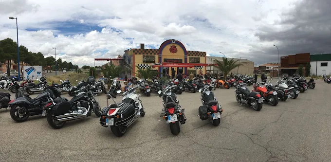 Decenas de motos aparcadas frente al Rolling Rock durante una concentración motera