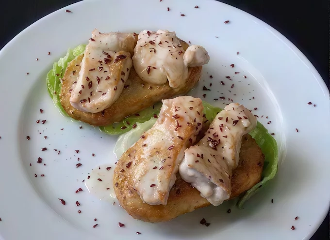 Montado de pechuga de pollo a la plancha sobre pan tostado