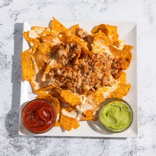 Nachos Rolling con carne mixta, queso fundido, salsa brava y guacamole