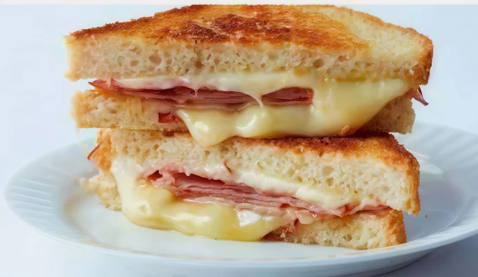 Sándwich mixto de jamón de York y queso fundido, cortado por la mitad